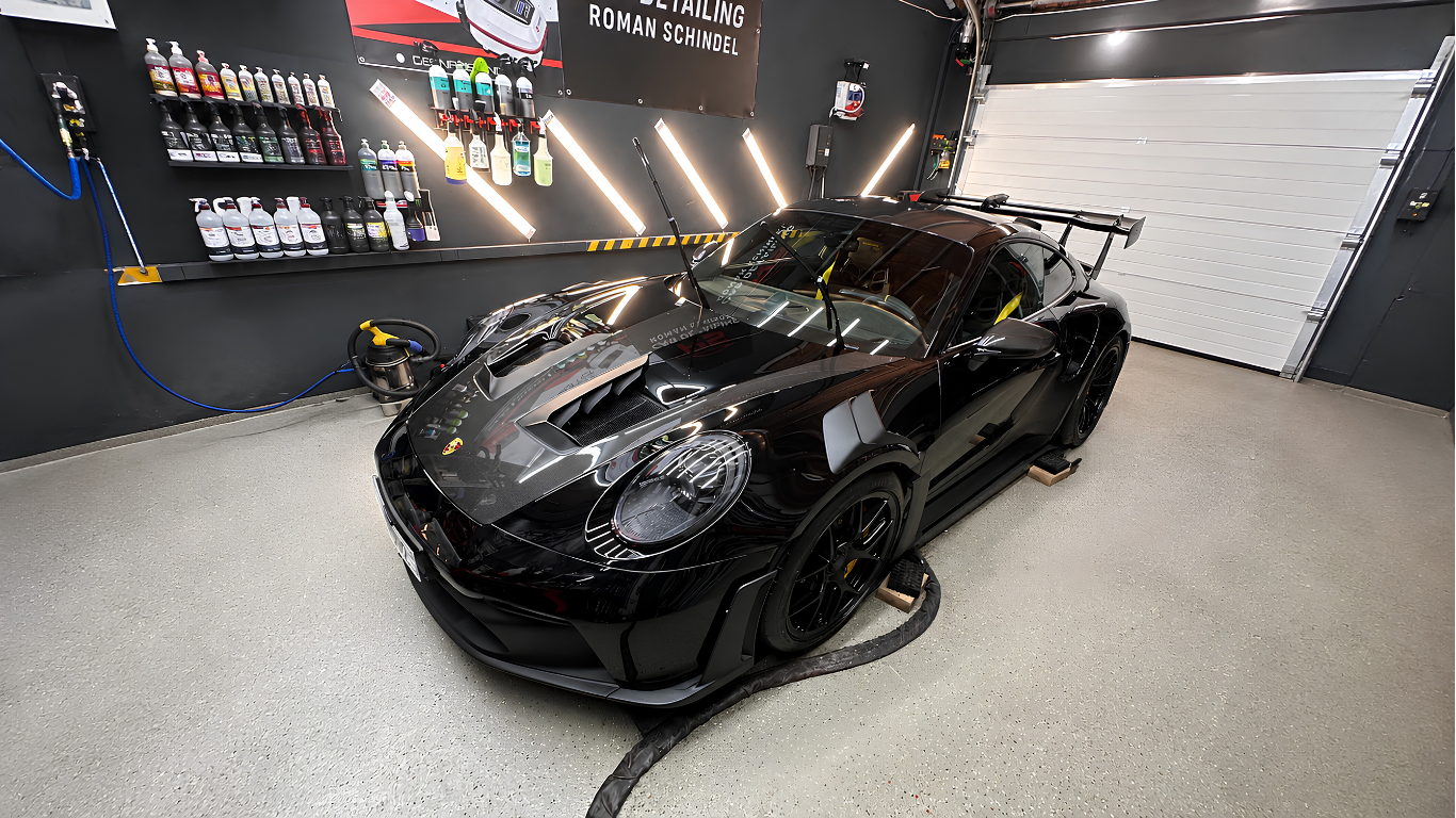 Porsche 911 GT3 RS in der Halle von RS Car Detailing