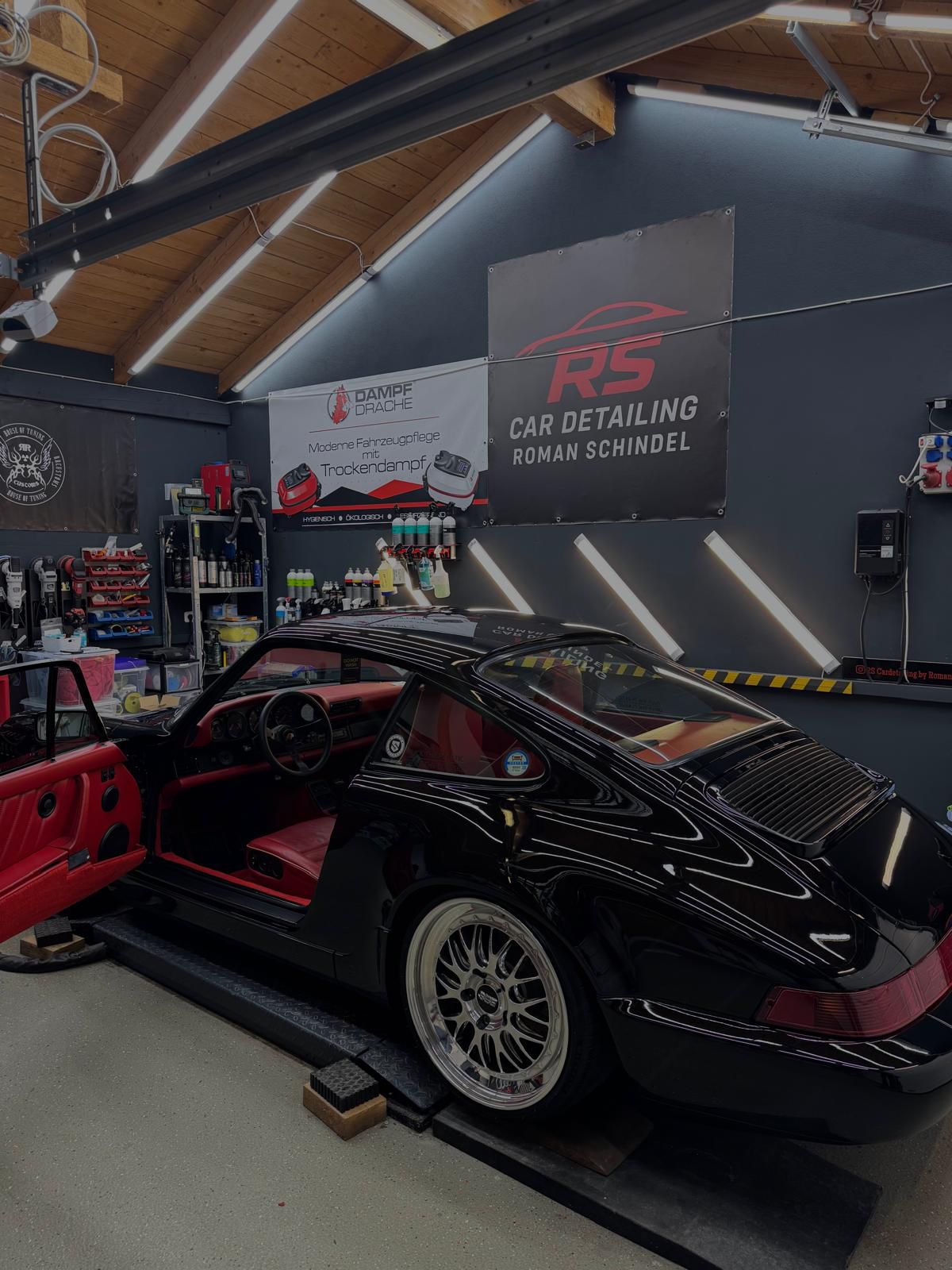 Porsche 964 in der Halle von RS Car Detailing