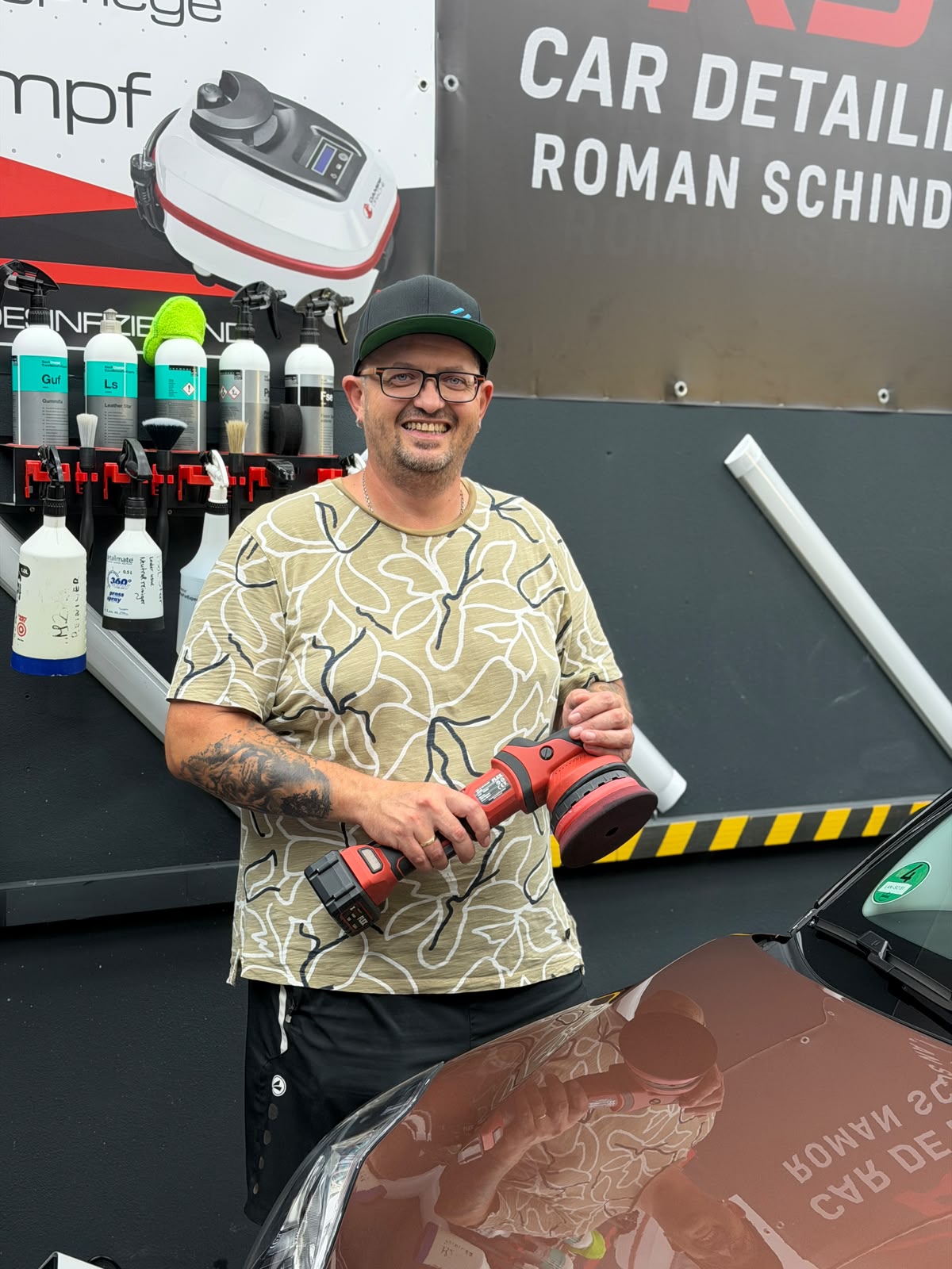 Roman Schindel mit Poliermaschine vor seinem Betrieb